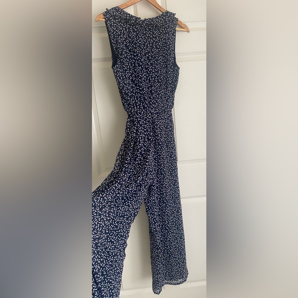 LOFT Outlet Floral Jumpsuit Size 8 Ruffle V-Neck Navy White Effortlessly chic✨ - Picture 7 of 16